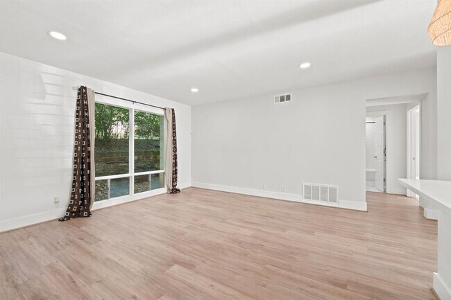 Building Photo - 5332 Balcones Dr