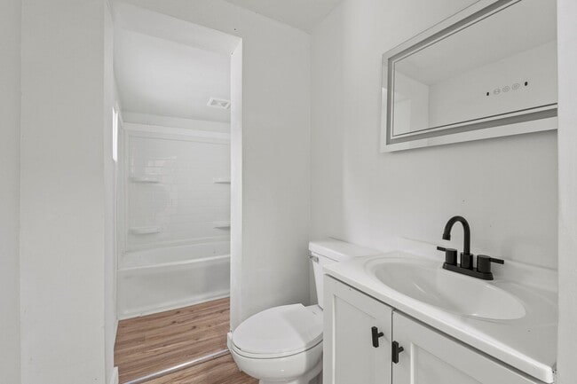 Building Photo - 2 BEDROOM HOME!