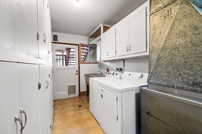 Building Photo - Lower Kennydale - Renton 4-bedroom 2.5 bath.