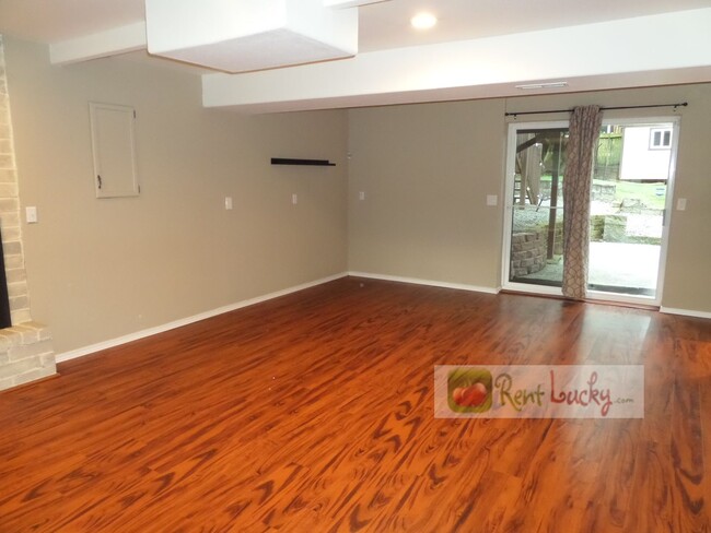 Building Photo - Stunning and LARGE Remodeled 3-Bedroom Hom...