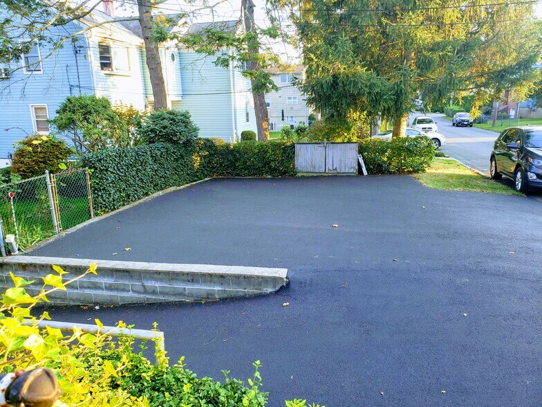 Driveway parking - 109 Rockwell St