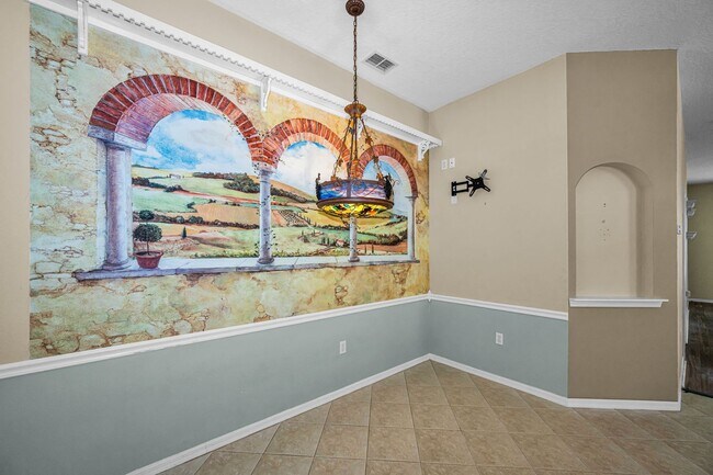 Building Photo - Beautifully Updated Villa