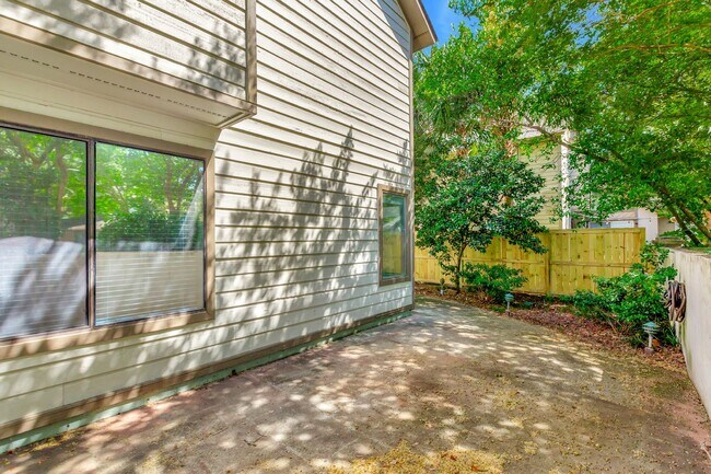 Building Photo - Prime Location Near Ravenel Bridge & Charl...