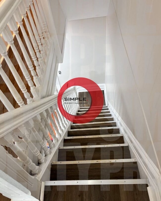 Building Photo - Huge 4-bedroom 1 bath in Historic District