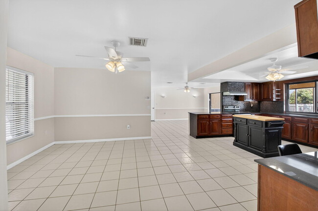 Building Photo - 10157 La Reina Rd