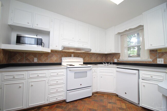 Building Photo - 3875 Arbutus Dr