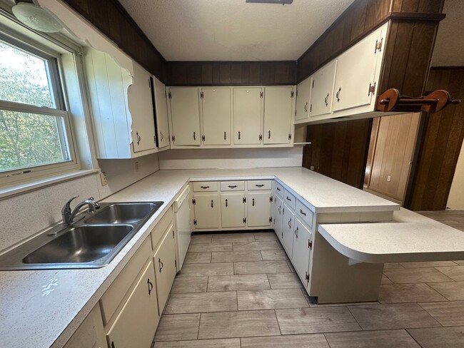 Building Photo - 115 Dawn Dr