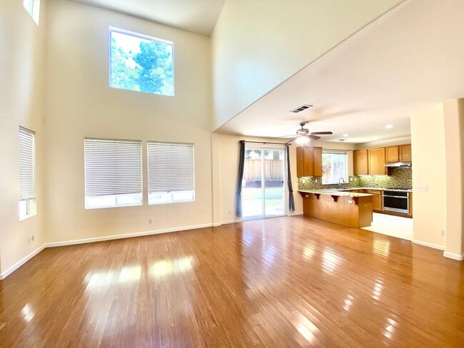 Building Photo - Open Single-Family 3Bed/2.5BA Home Mere Mi...
