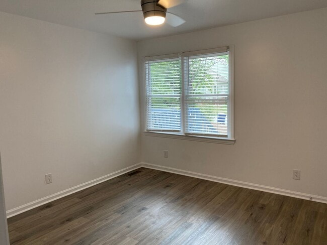 Building Photo - Adorable 2 Bedroom, 1 Bath in East Raleigh near Cary Crossroads - Pet Friendly!