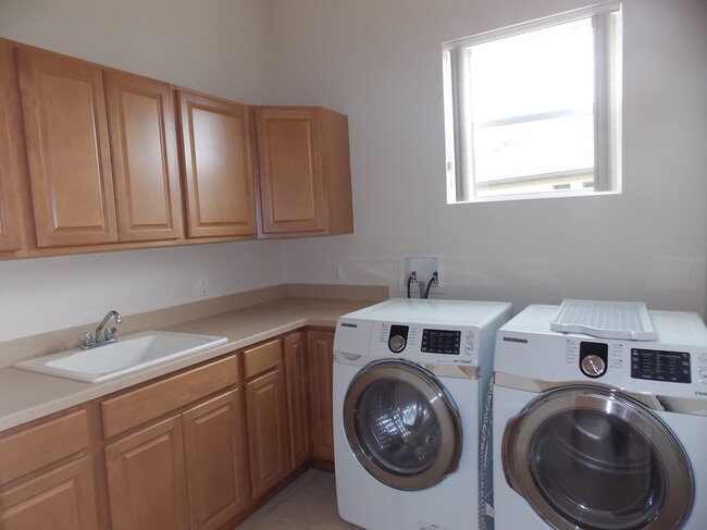 Building Photo - 1271 W Skyview Crossing Dr