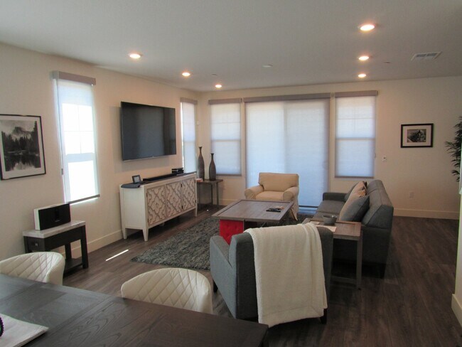 Building Photo - Gorgeous 4 Bed, 2.5 Bath Townhome in Prime Location near Downtown Livermore