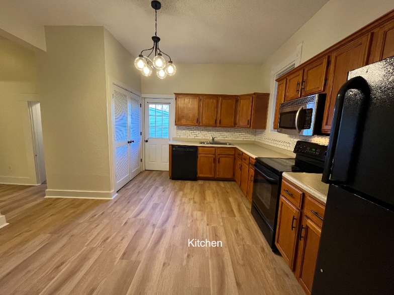 Building Photo - 1636 Hoyt Ave