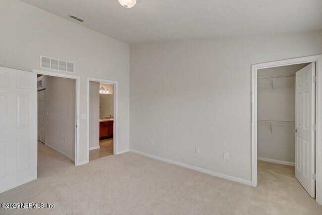Building Photo - 6920 Roundleaf Dr