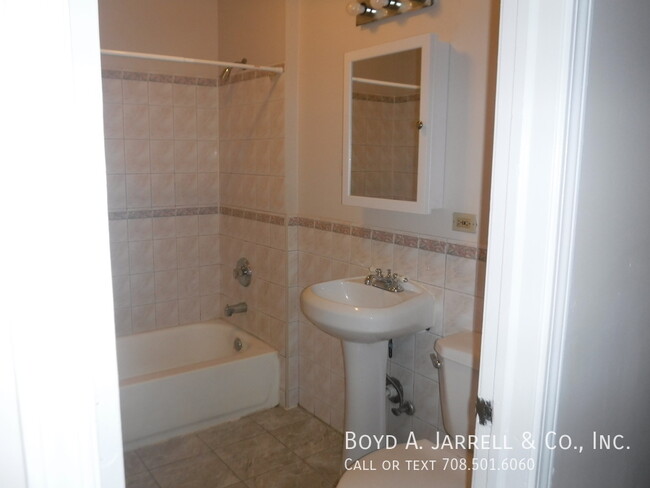 Building Photo - Washington Park: $1,350 rent, 4br, 2ba uni...