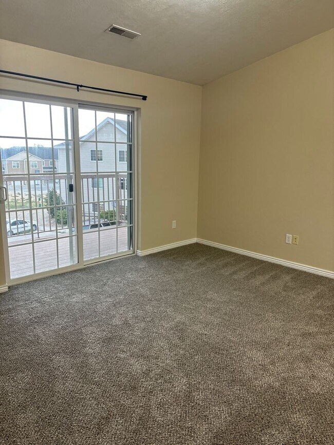 Building Photo - 3 Bedroom 2 Bathroom Townhome