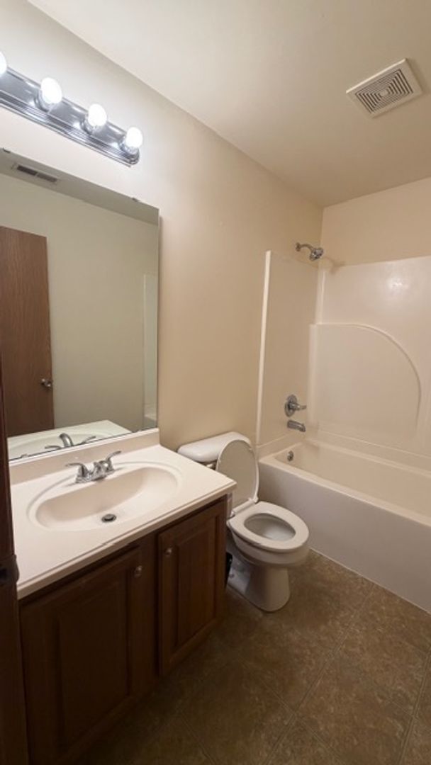 Building Photo - 21 Village W Ct