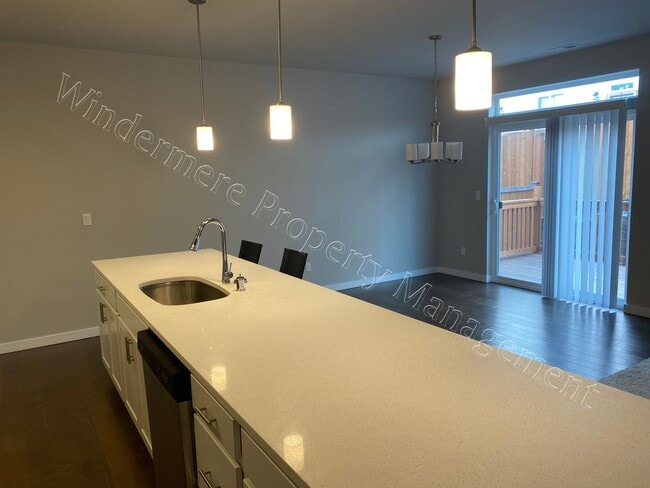 Building Photo - 3-Level Home with Garage and Primary Suite