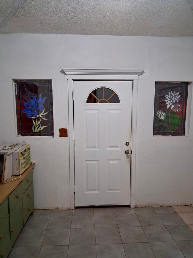 Building Photo - 544 Paseo Real Dr