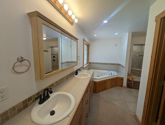 Building Photo - Spacious 4BR Home Near Sacheen & Davis Lake