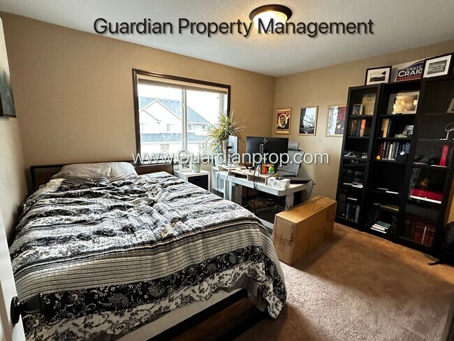 Building Photo - Lakeville End unit Town Home, Avail December, Two Car Garage, Dishwasher, W/D, 2.5 Baths