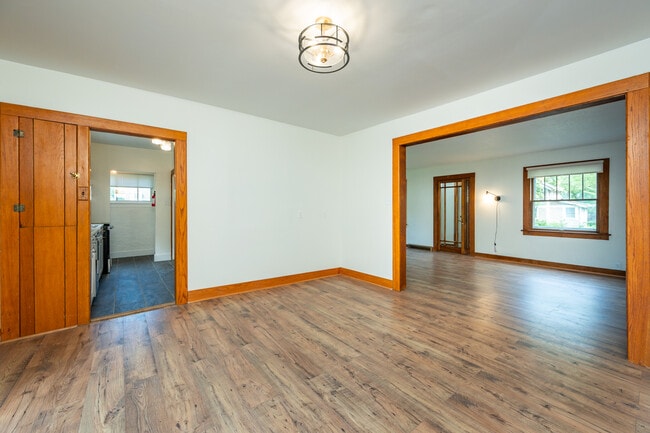 Building Photo - 822 7th St