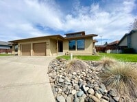 Building Photo - 3219-3219 Vincenta Dr