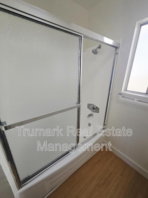 Building Photo - 345 E Tujunga Ave