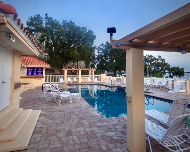 Building Photo - 1807 Garden Lake Dr