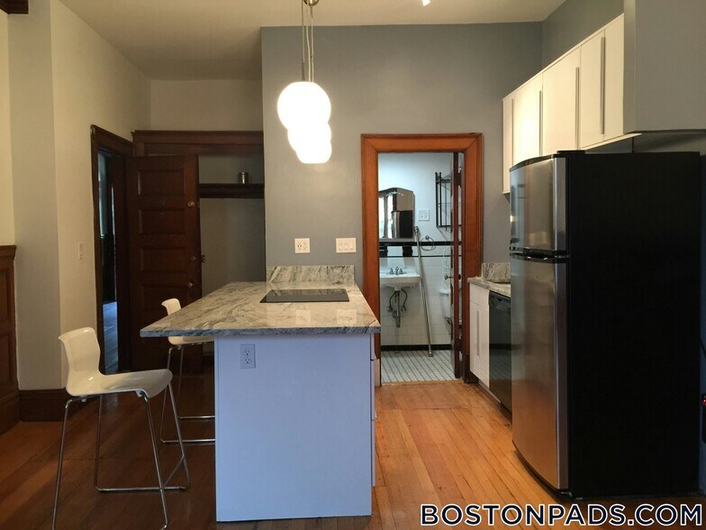 Building Photo - 849 Beacon St