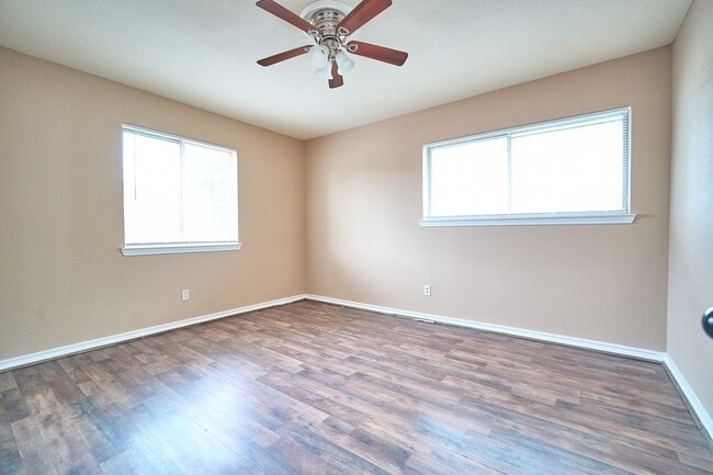 Building Photo - 10126 Northview Dr