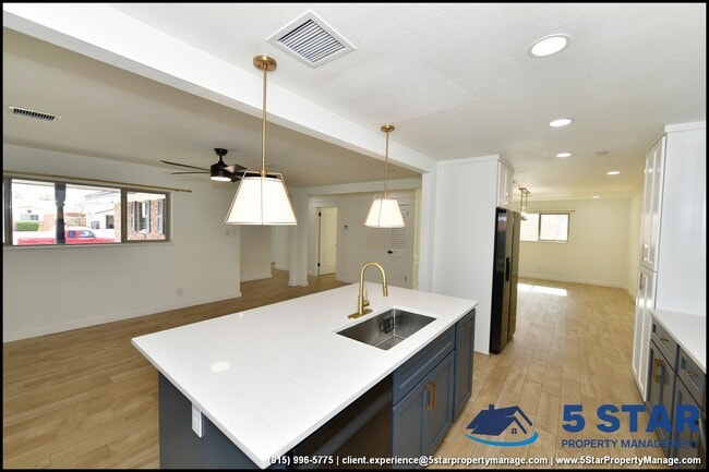 Building Photo - 3217 Wedgewood Dr