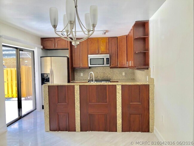 Building Photo - 910 9th Way