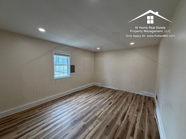 Building Photo - 703 W 7th St