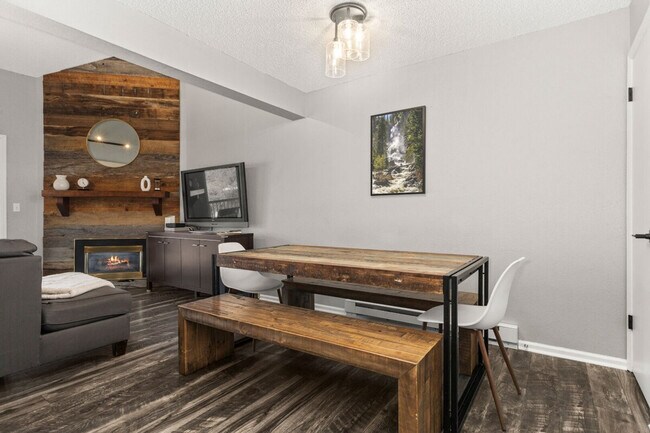 Building Photo - 2875 Village Dr