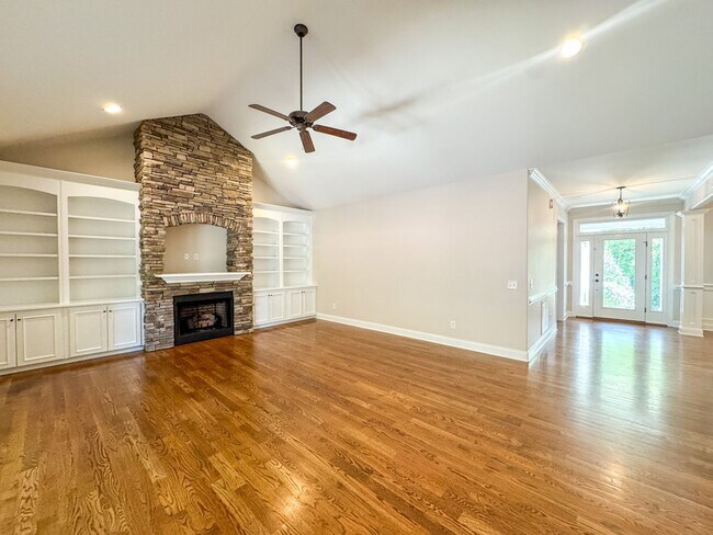 Building Photo - Gorgeous 4 Bed 2.5 Bath Home in Pinehurst