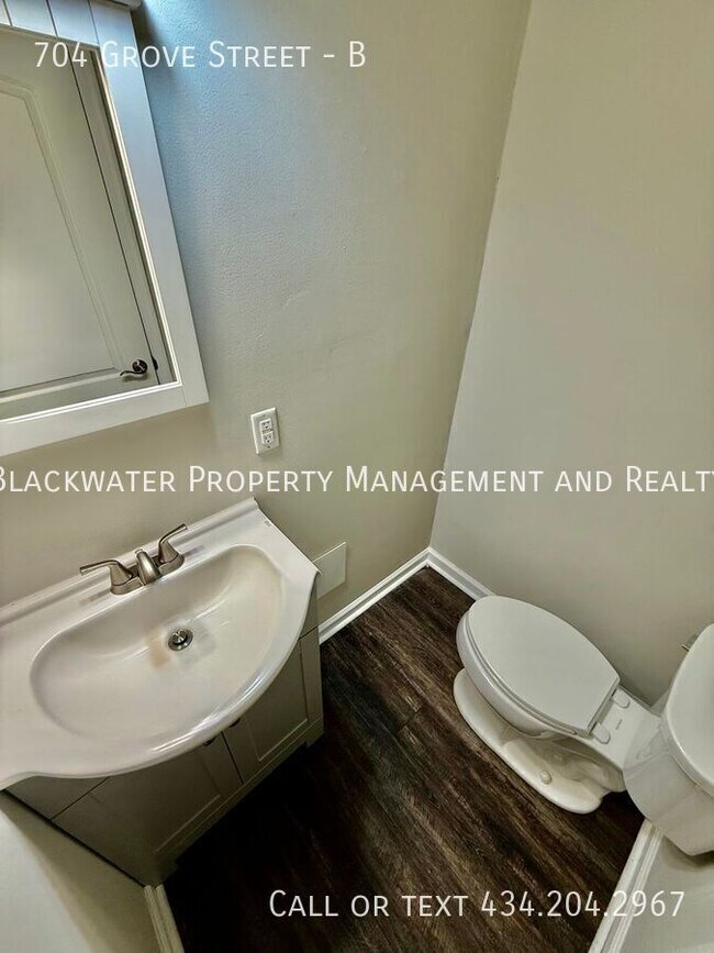 Building Photo - 704 Grove St