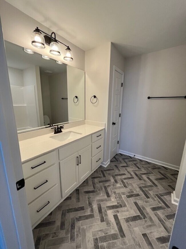 Building Photo - Discover this modern townhouse in Winnabow, NC,