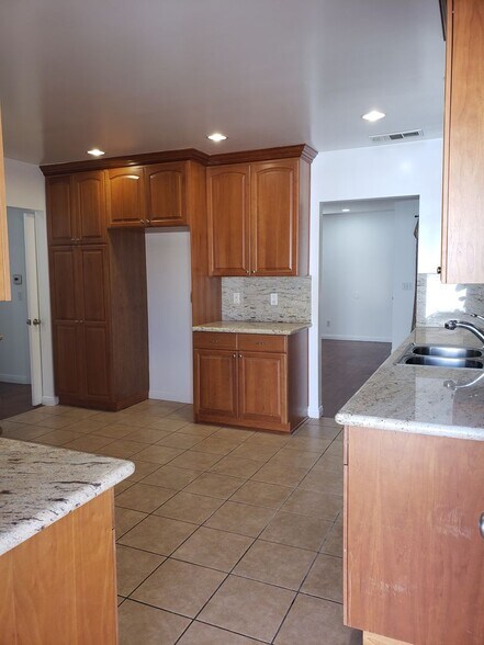 Building Photo - 3bed / 2 bath House for Rent in Monterey Park!