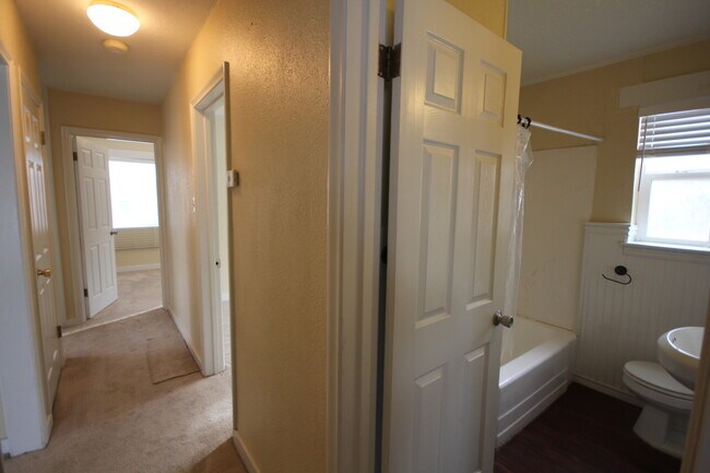 Building Photo - 3 Bedroom Duplex with Lovely Backyard(Upstairs)