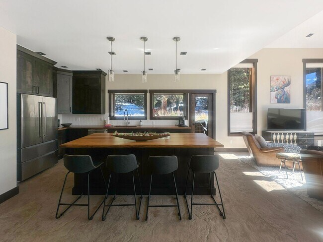 Building Photo - 3 Bed, home with views of Quandary Peak, Hot Tub, Flexible lease terms!