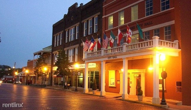 Building Photo - 2701 Logan Cir