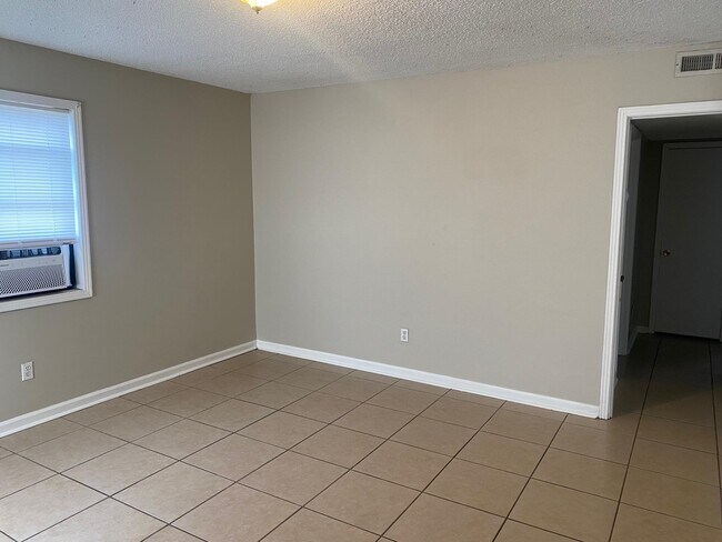 Building Photo - 721 Elizabeth Dr