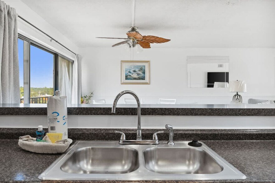 Building Photo - 8815 Thomas Dr