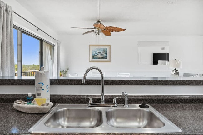 Building Photo - 8815 Thomas Dr