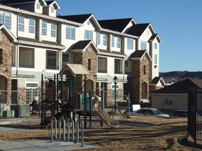 Building Photo - 2bed/2bath Townhome in Black Feather Castle Rock
