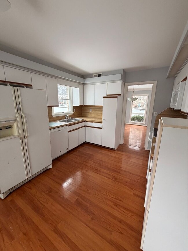 Building Photo - Gorgeous 3 bedroom house with finished basement!