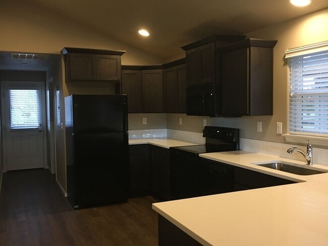 Building Photo - 2 Bedroom 1 Bath Cottage in SW Redmond