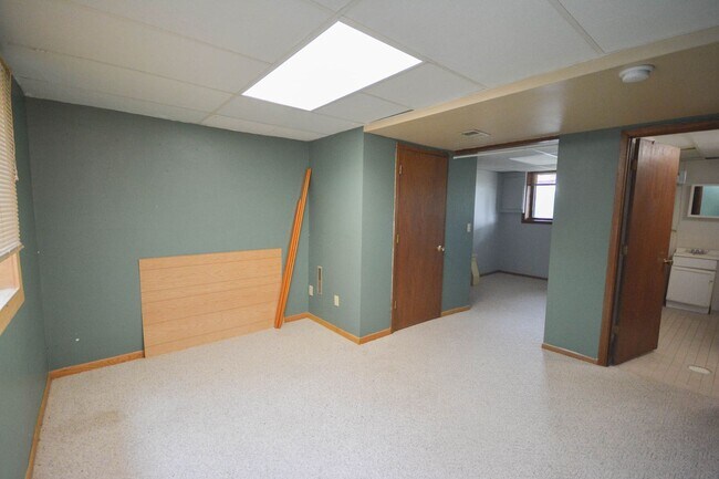 Building Photo - 3 levels of townhouse living in great NW l...