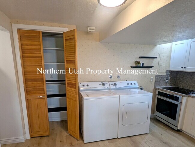 Building Photo - 1 Bed 1 Bath Lower Unit