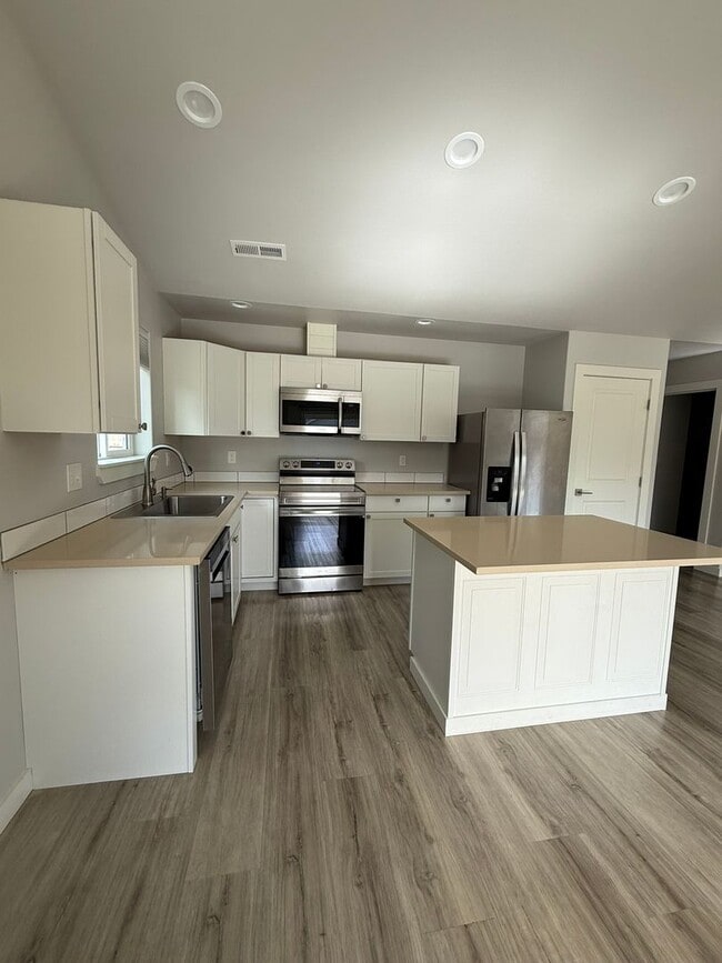 Building Photo - Gorgeous Pet Friendly Three Bedroom Lebano...